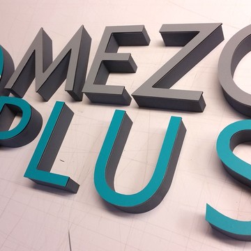 litery-oraz-znaki-3d-wykonane-z-styroduru-reklama-swietlna-leutchwerbung-lightbox-kaseton-reklamowy-kaseton-swietlny-pyl