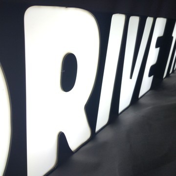 litery-swietlne-oraz-znaki-3d-alurapid-reklama-swietlna-leutchwerbung-lightbox-kaseton-reklamowy-kaseton-swietlny-pylony